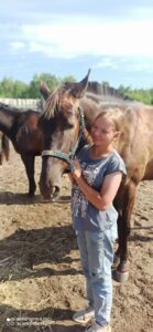 Девочка гладит лошадь