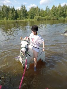 Мальчик на лошадке в воде